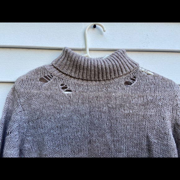 Distressed turtleneck sweater - Picture 4 of 4